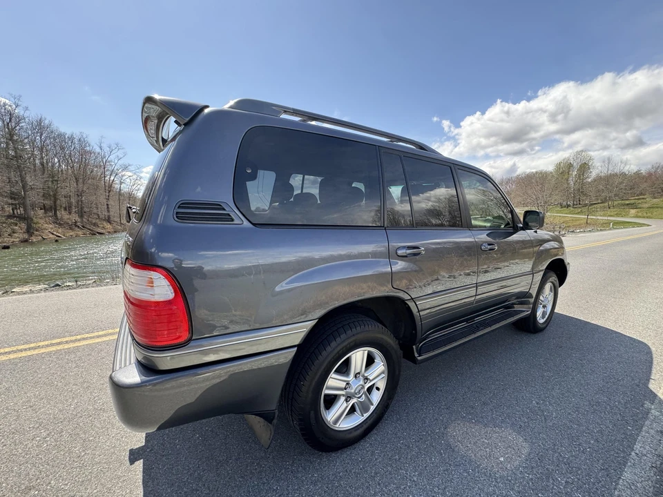 2004 Lexus LX 2nd Gen - Image 17 of 31