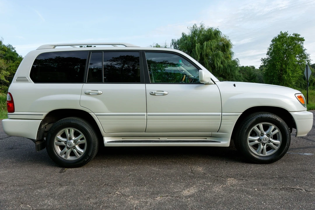 2004 Lexus LX 2nd Gen - Image 19 of 31