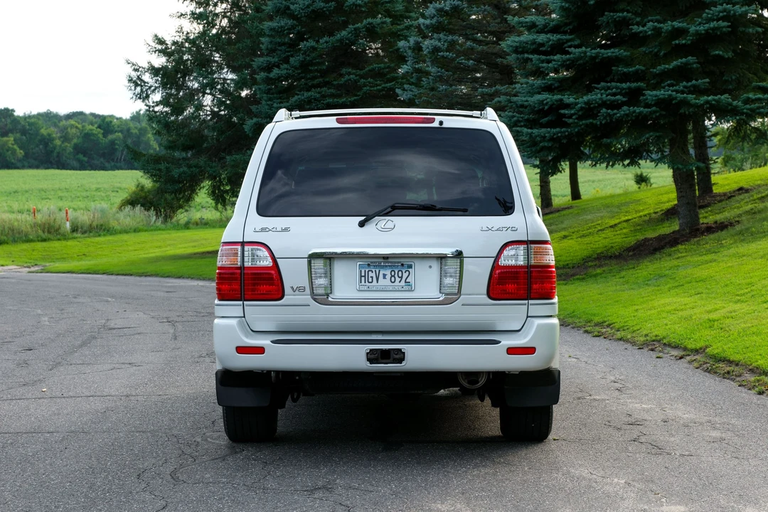 2004 Lexus LX 2nd Gen - Image 23 of 31