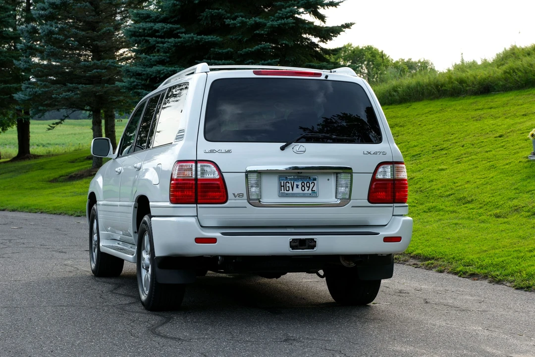 2004 Lexus LX 2nd Gen - Image 24 of 31