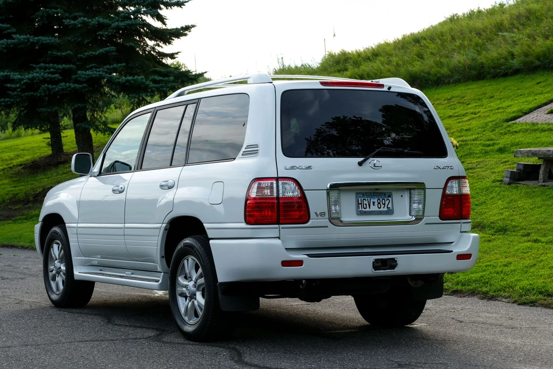 2004 Lexus LX 2nd Gen - Image 25 of 31