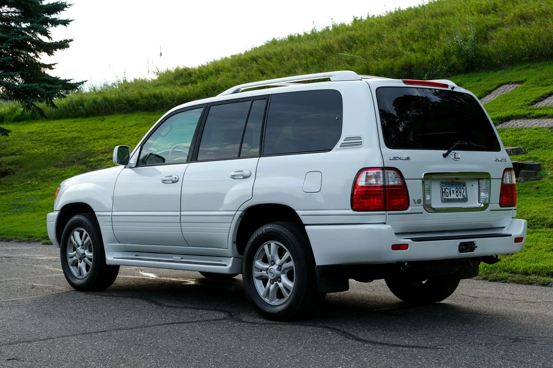 2004 Lexus LX 2nd Gen - Image 26 of 31