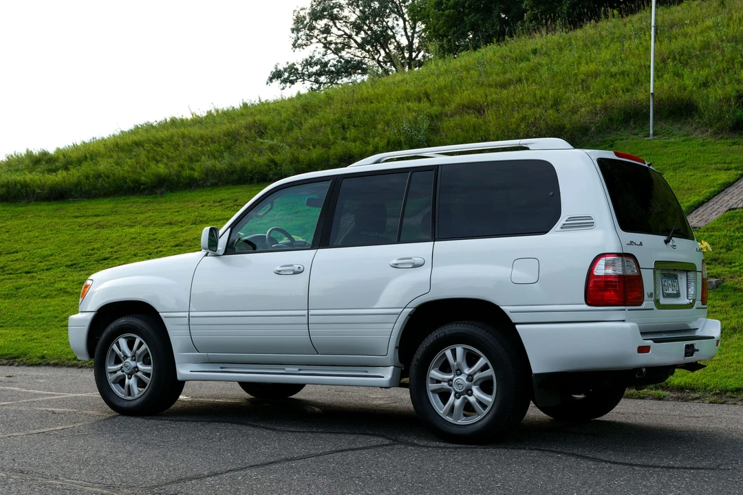 2004 Lexus LX 2nd Gen - Image 27 of 31