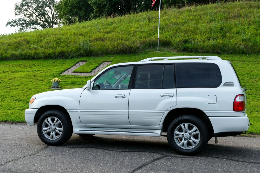 2004 Lexus LX 2nd Gen - Image 28 of 31