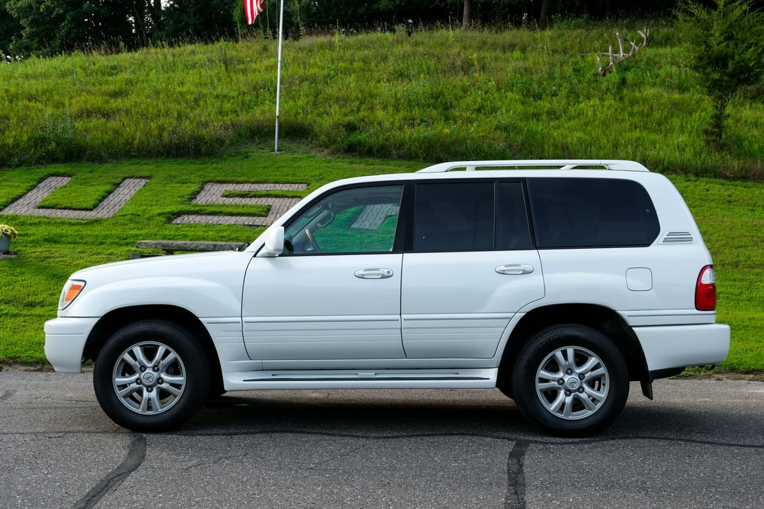 2004 Lexus LX 2nd Gen - Image 29 of 31