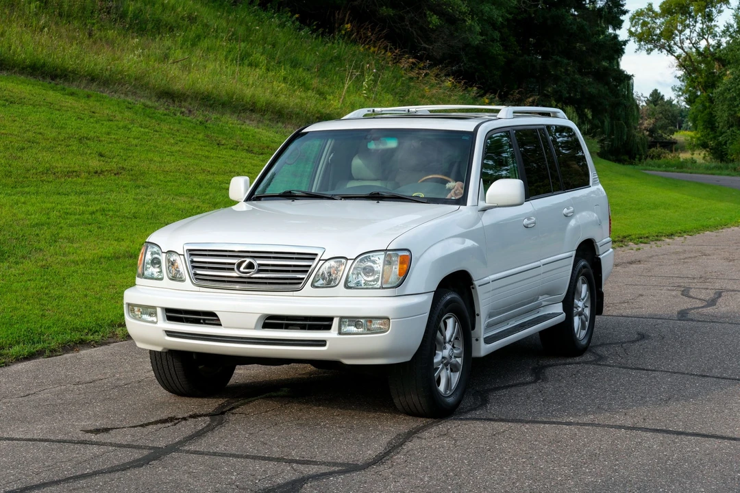 2004 Lexus LX 2nd Gen - Image 11 of 31