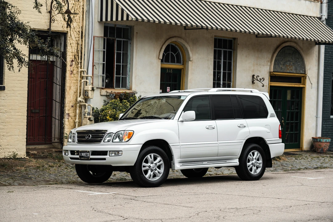 2004 Lexus LX 2nd Gen - Image 18 of 31