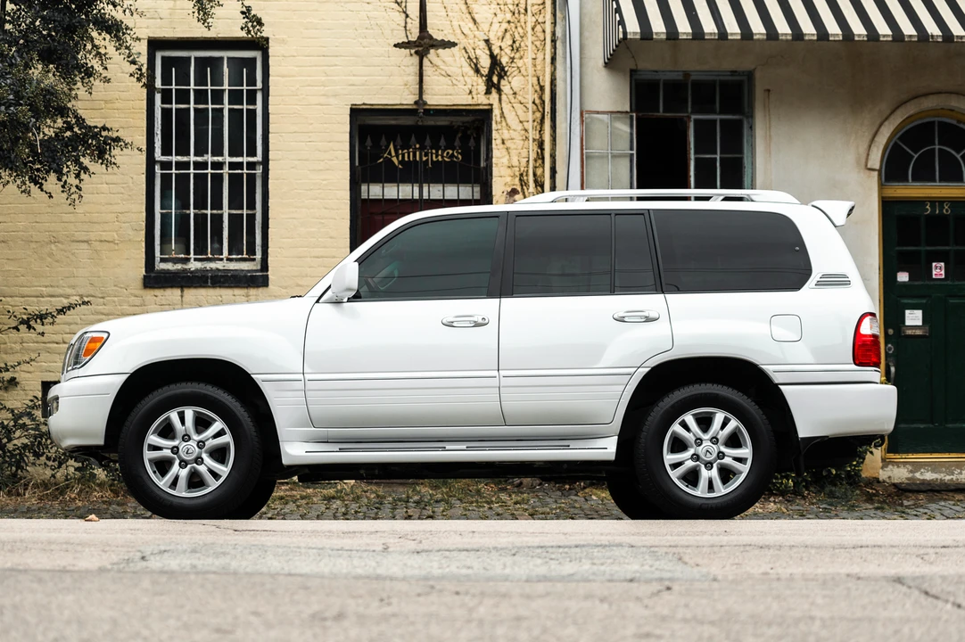 2004 Lexus LX 2nd Gen - Image 16 of 31