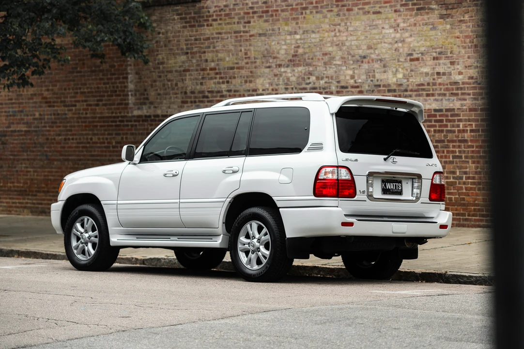 2004 Lexus LX 2nd Gen - Image 15 of 31