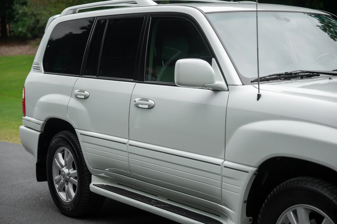 2004 Lexus LX 2nd Gen - Image 23 of 31