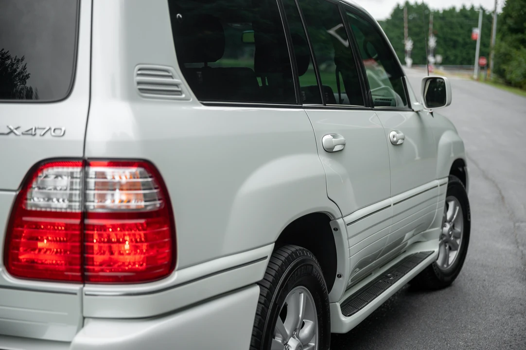 2004 Lexus LX 2nd Gen - Image 26 of 31