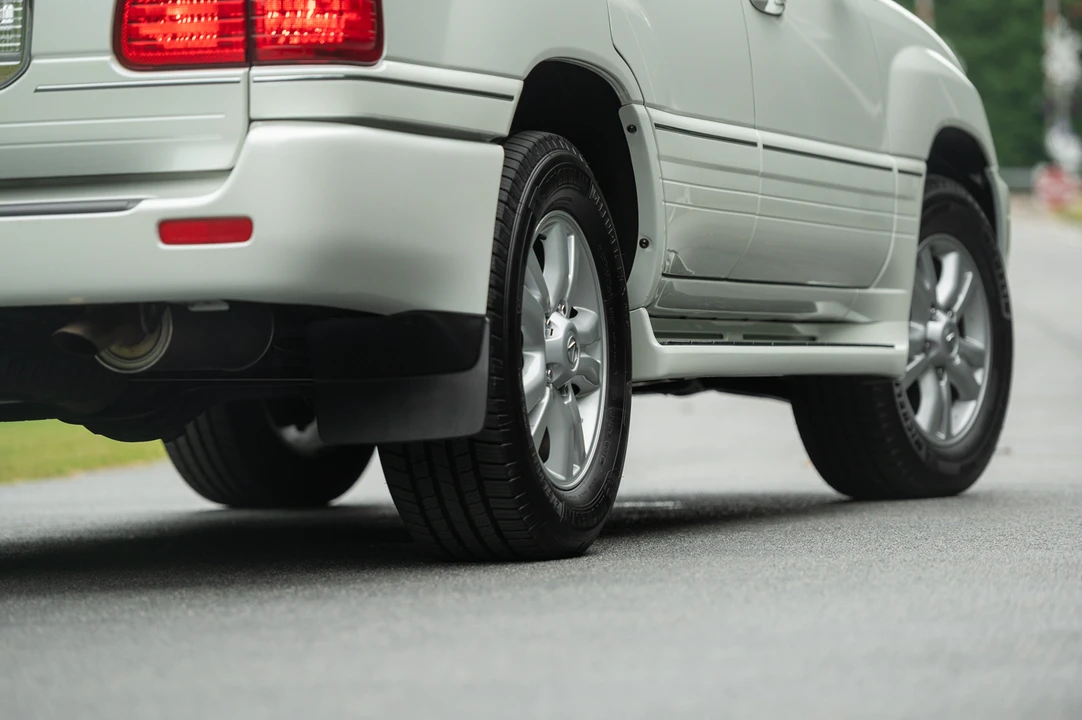 2004 Lexus LX 2nd Gen - Image 28 of 31