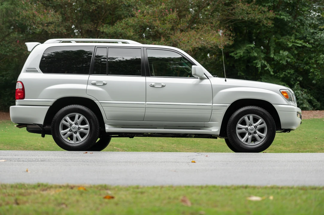2004 Lexus LX 2nd Gen - Image 7 of 31