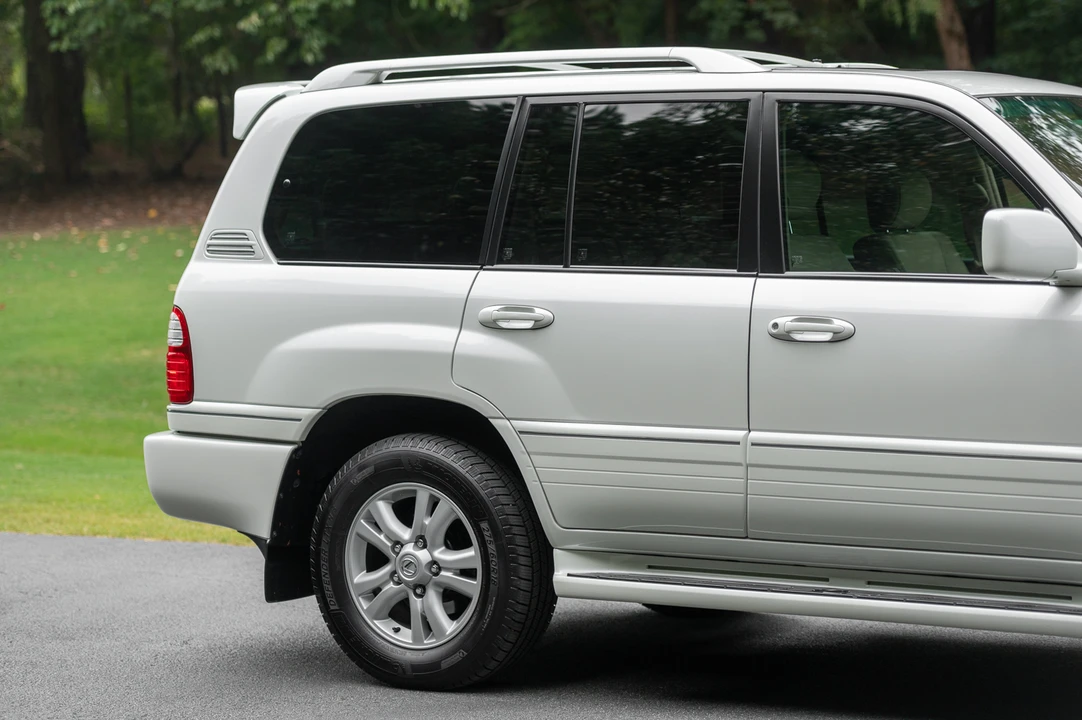 2004 Lexus LX 2nd Gen - Image 24 of 31