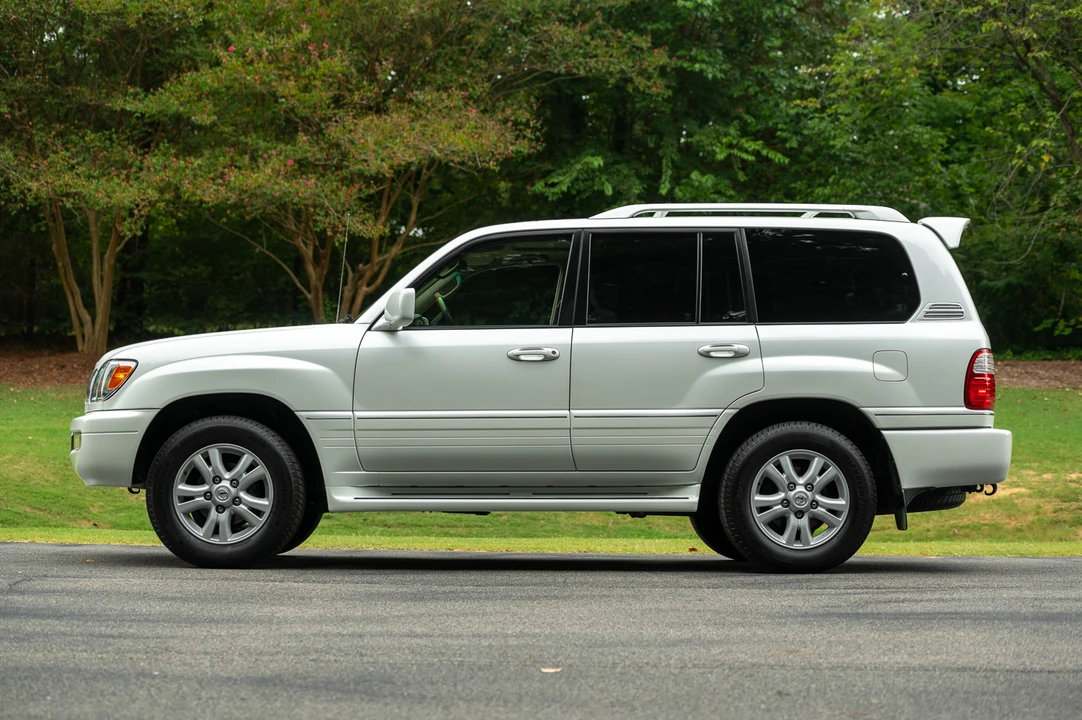 2004 Lexus LX 2nd Gen - Image 17 of 31
