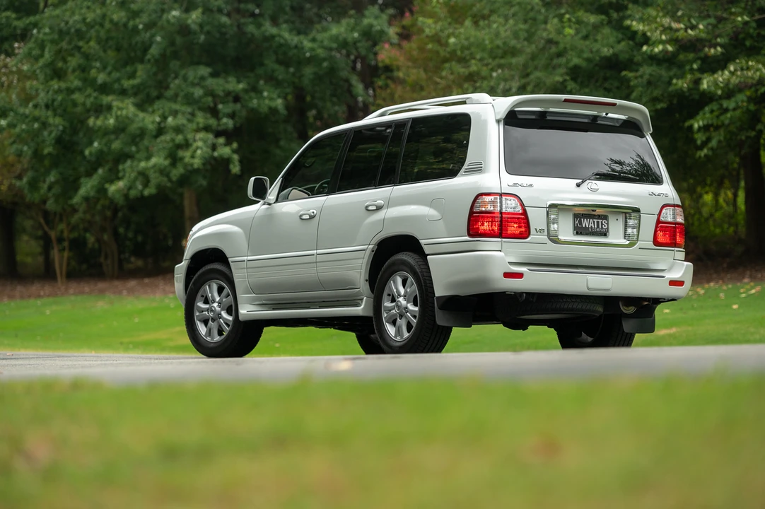 2004 Lexus LX 2nd Gen - Image 11 of 31