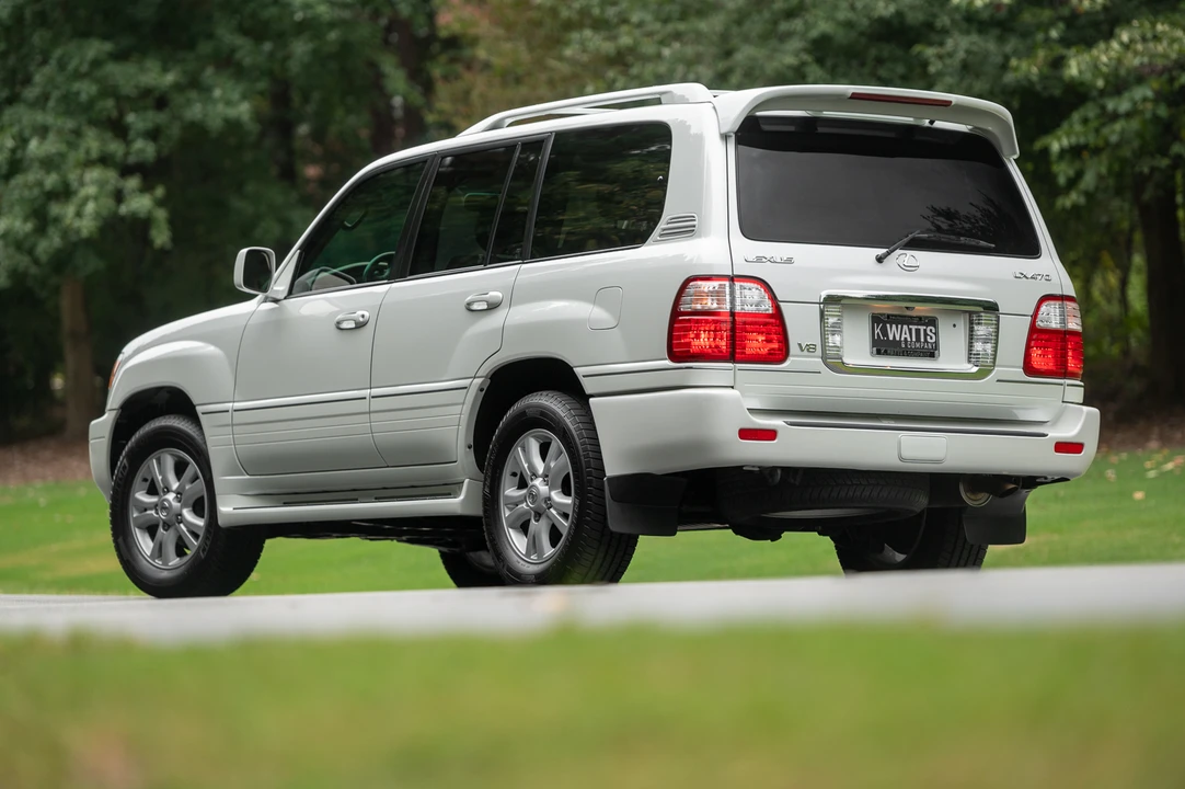2004 Lexus LX 2nd Gen - Image 12 of 31