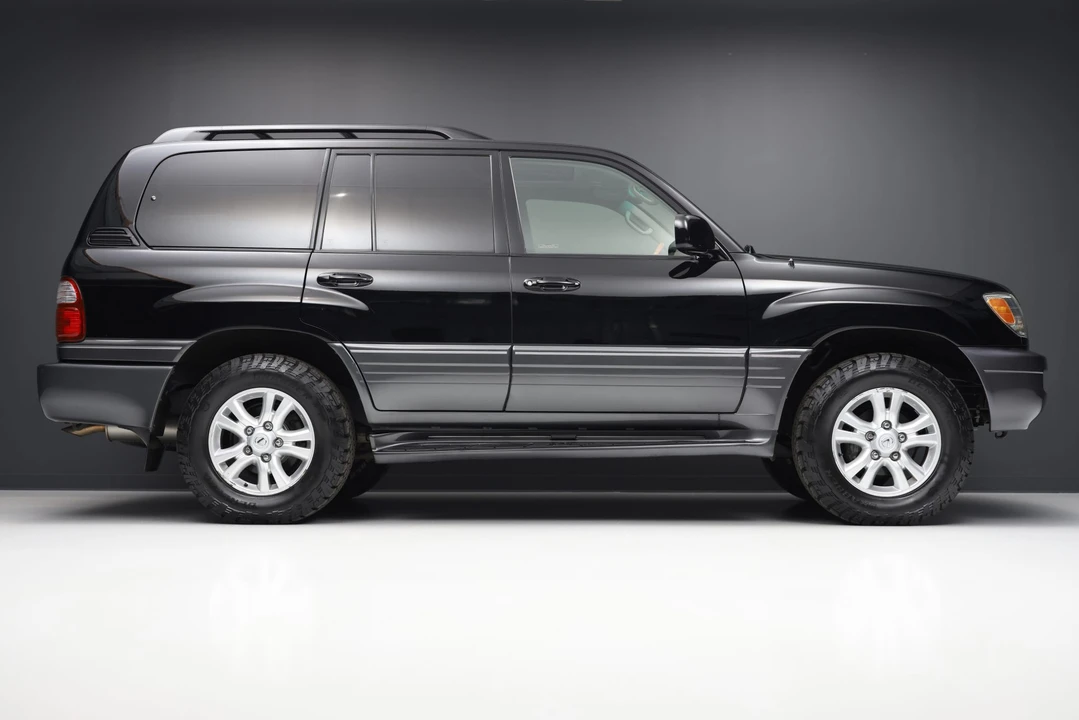 2004 Lexus LX 2nd Gen - Image 9 of 31