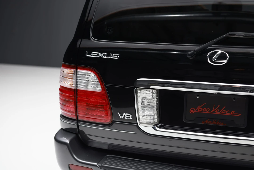 2004 Lexus LX 2nd Gen - Image 28 of 31