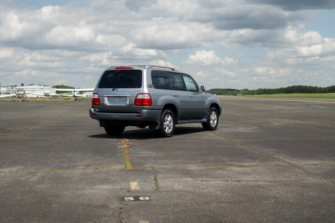 2004 Lexus LX 2nd Gen - Image 23 of 31