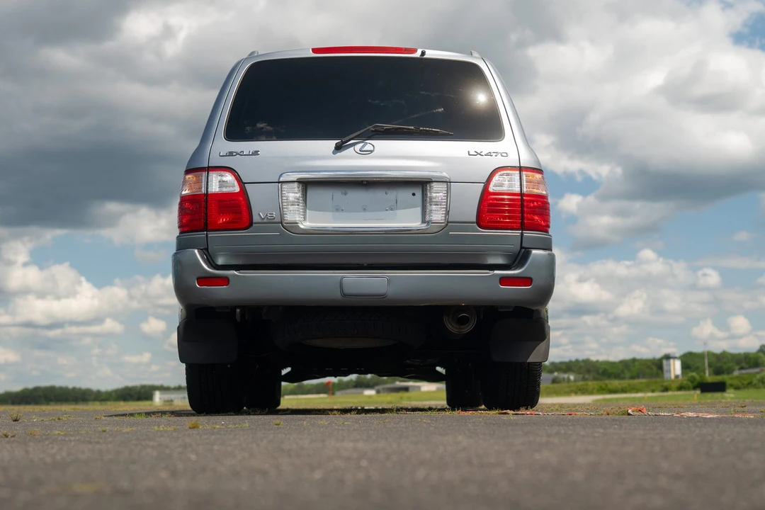 2004 Lexus LX 2nd Gen - Image 25 of 31