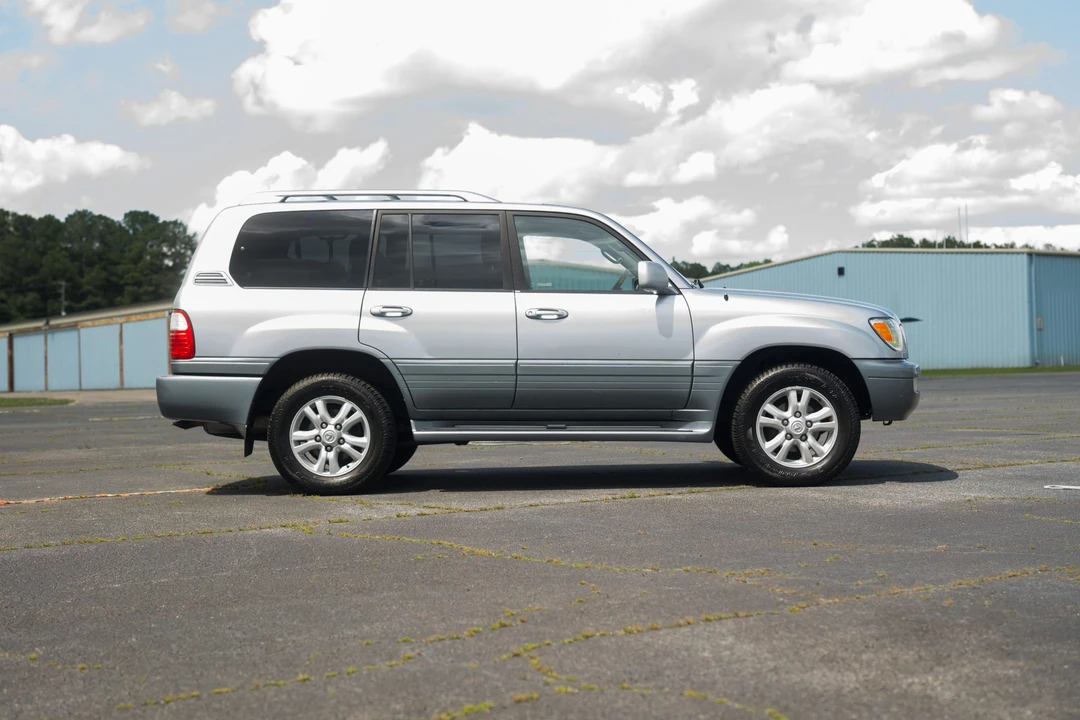 2004 Lexus LX 2nd Gen - Image 16 of 31
