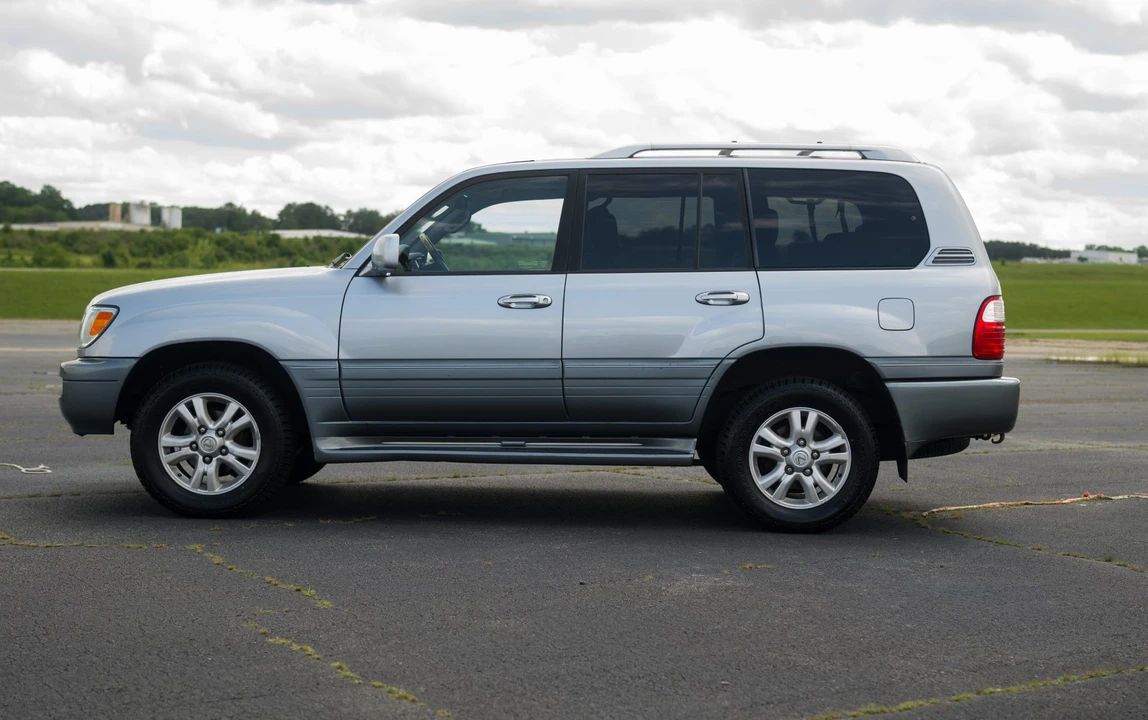 2004 Lexus LX 2nd Gen - Image 28 of 31