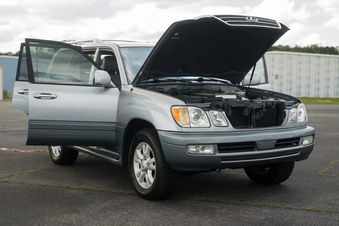 2004 Lexus LX 2nd Gen - Image 29 of 31