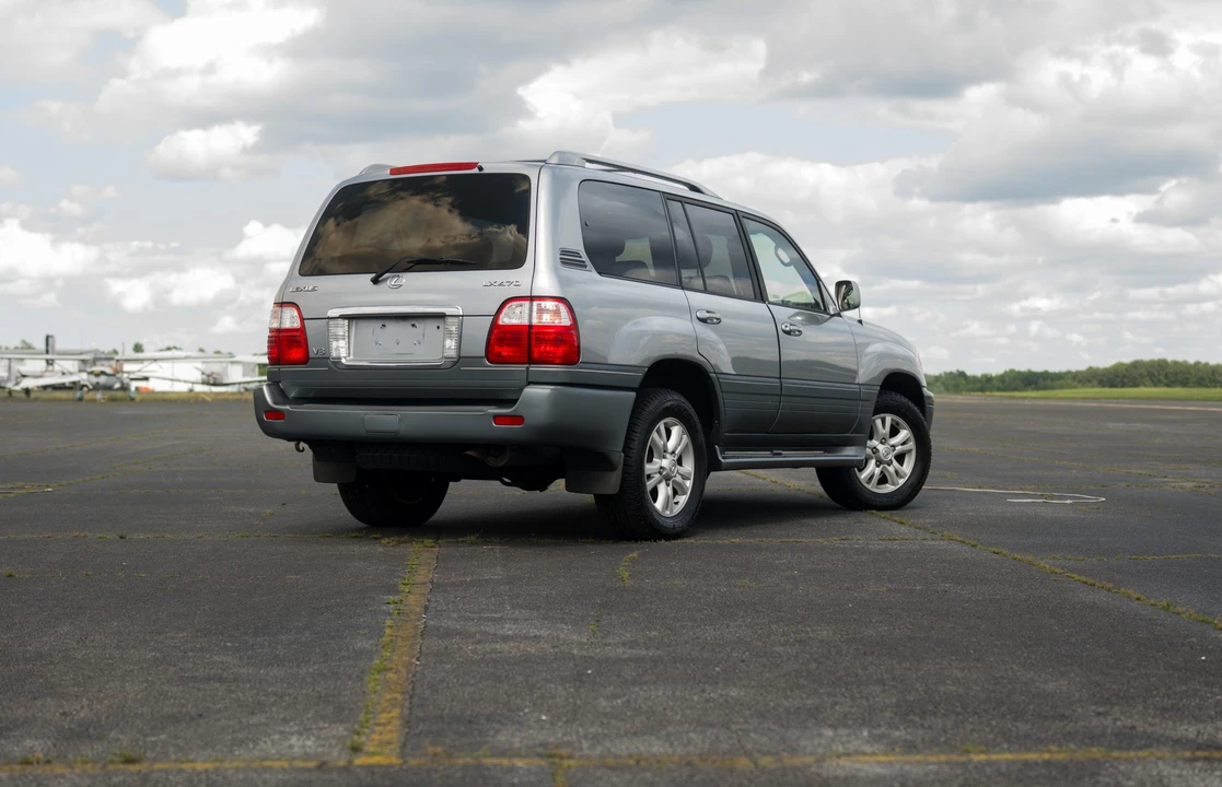 2004 Lexus LX 2nd Gen - Image 21 of 31