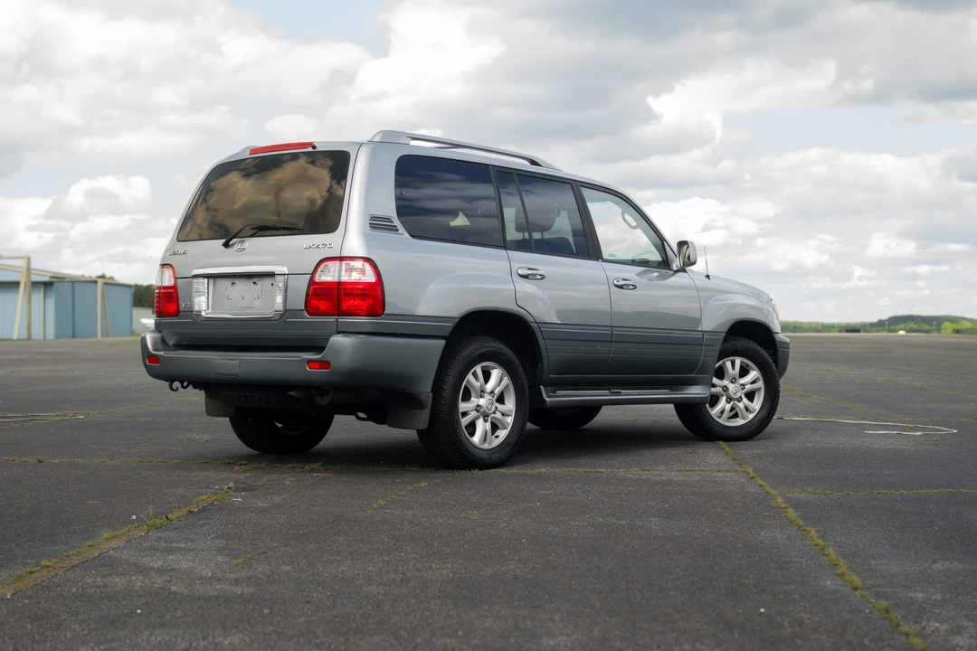 2004 Lexus LX 2nd Gen - Image 19 of 31