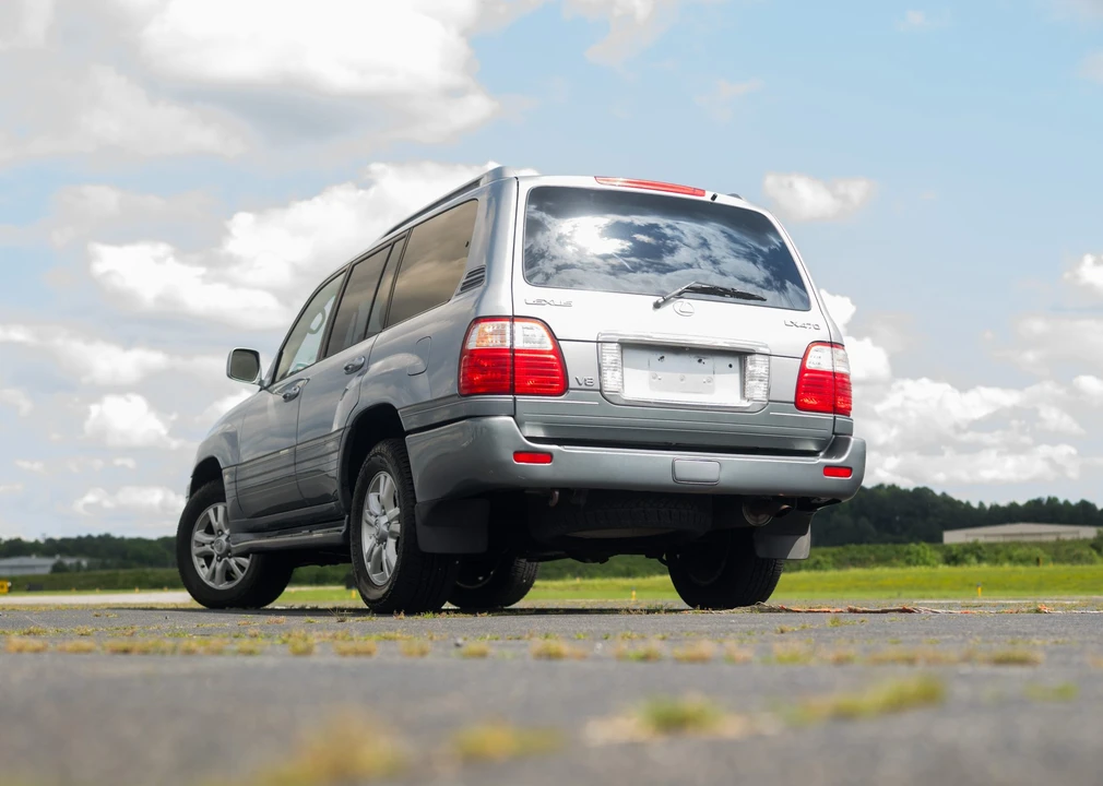 2004 Lexus LX 2nd Gen - Image 27 of 31