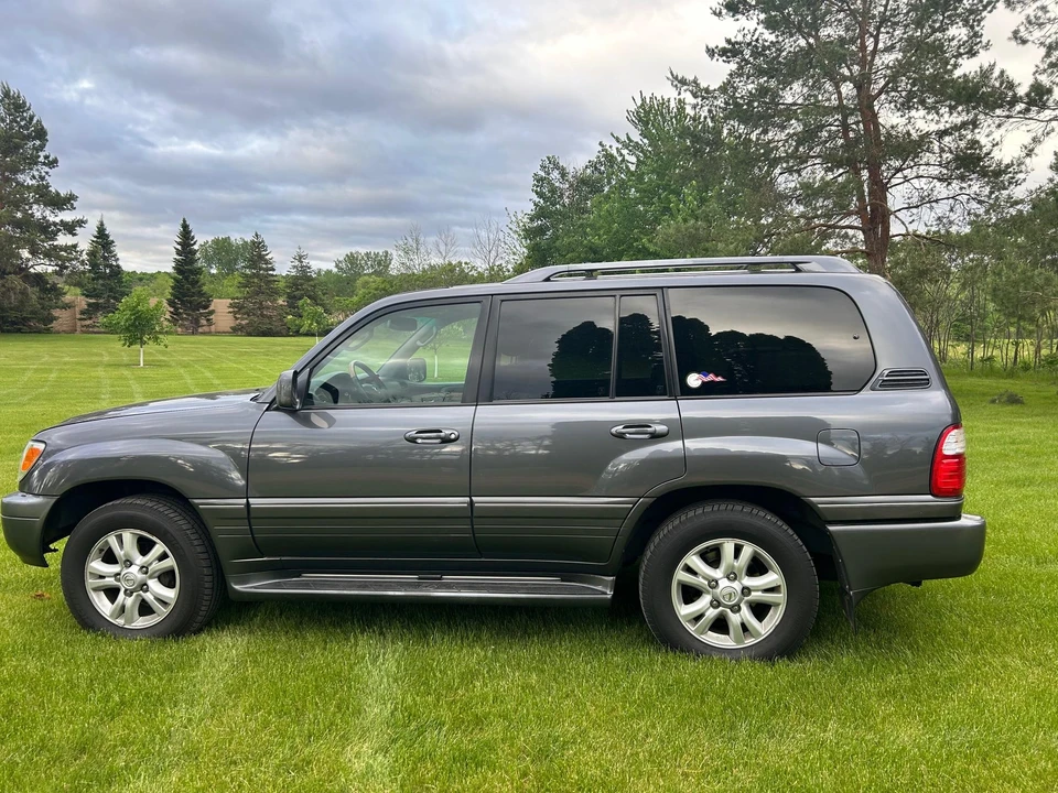 2004 Lexus LX 2nd Gen - Image 4 of 31