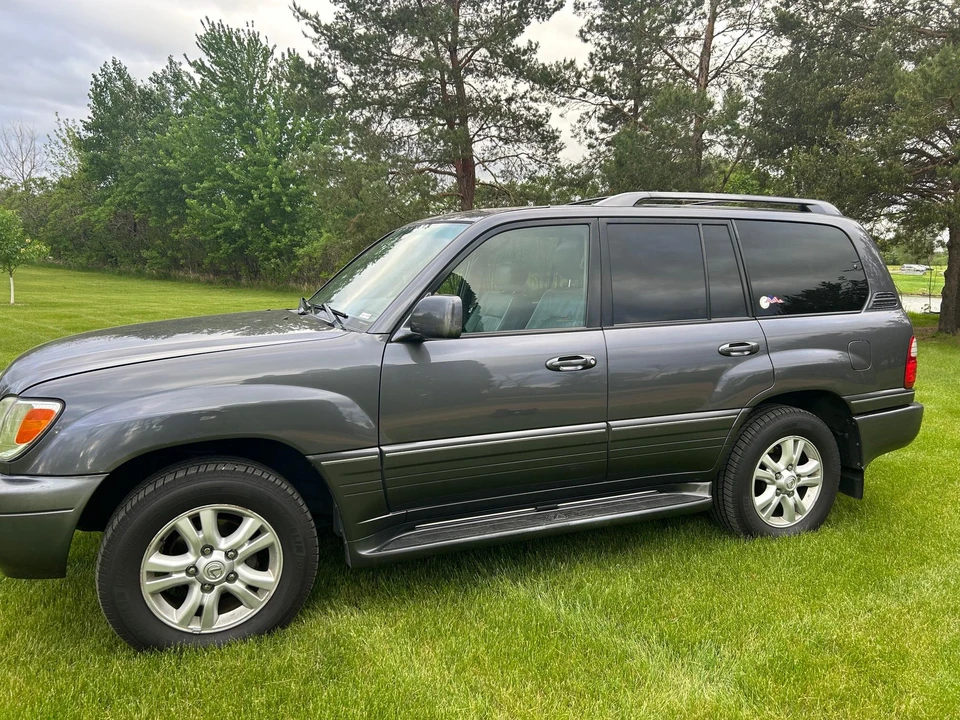 2004 Lexus LX 2nd Gen - Image 17 of 31