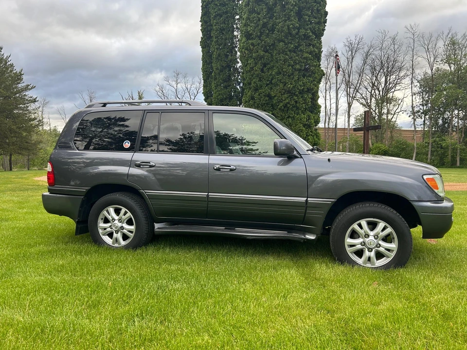 2004 Lexus LX 2nd Gen - Image 12 of 31