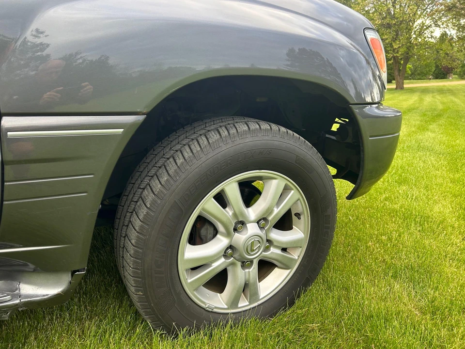 2004 Lexus LX 2nd Gen - Image 25 of 31