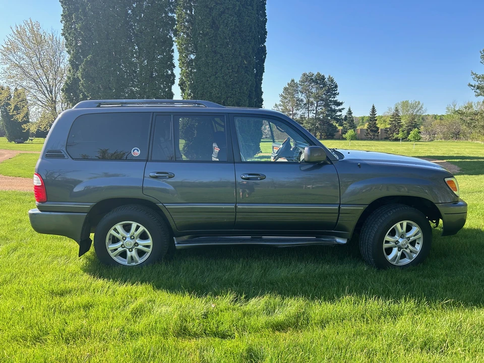 2004 Lexus LX 2nd Gen - Image 11 of 31