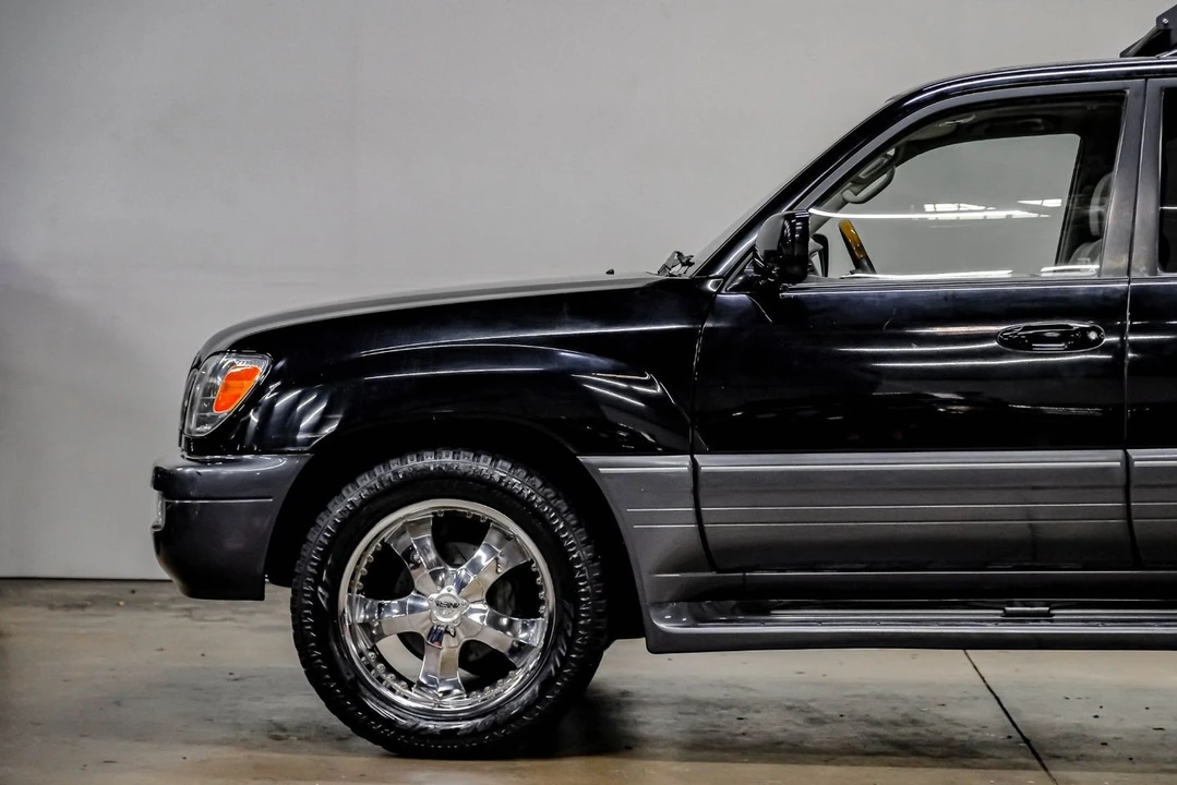 2004 Lexus LX 2nd Gen - Image 18 of 21