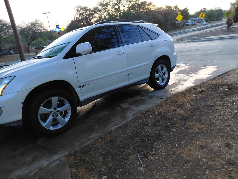 2004 Lexus RX 2nd Gen - Image 3 of 10
