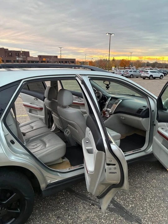 2004 Lexus RX 2nd Gen - Image 8 of 17