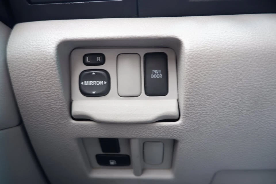 2004 Lexus RX 2nd Gen - Image 13 of 19
