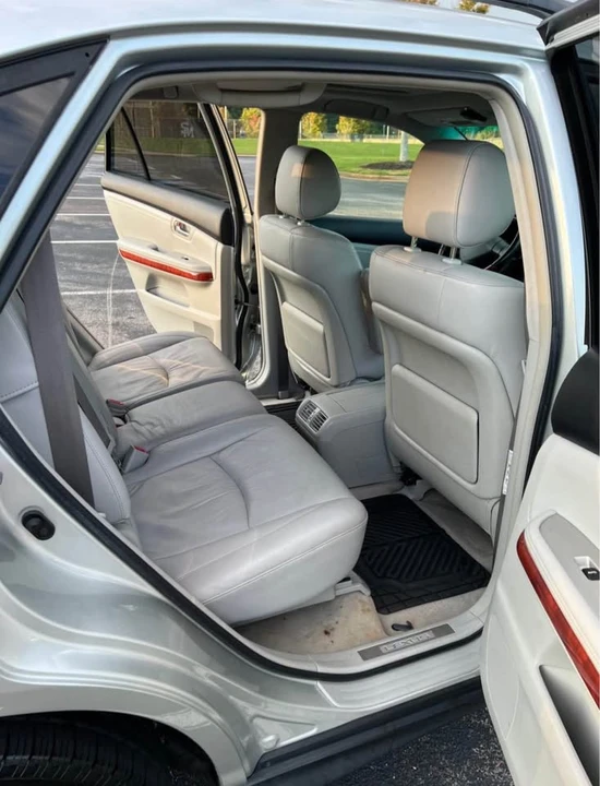 2004 Lexus RX 2nd Gen - Image 10 of 16