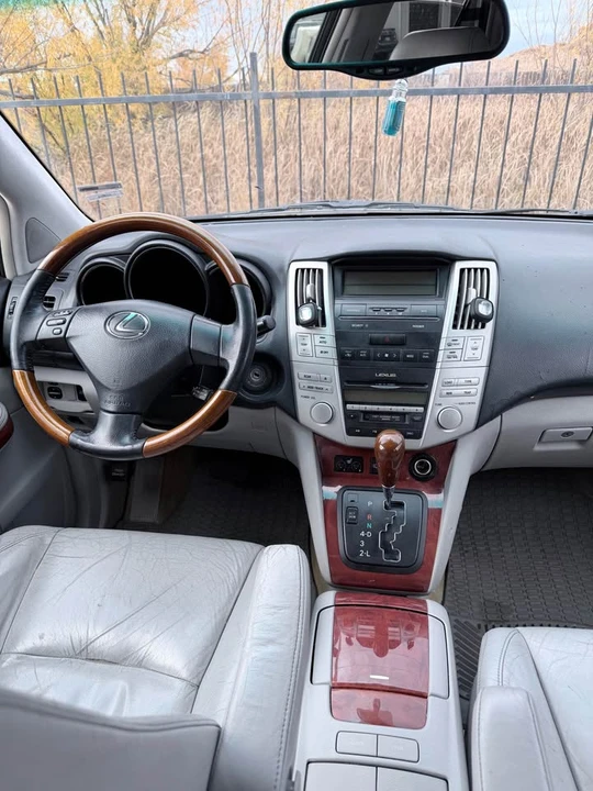 2004 Lexus RX 2nd Gen - Image 9 of 12