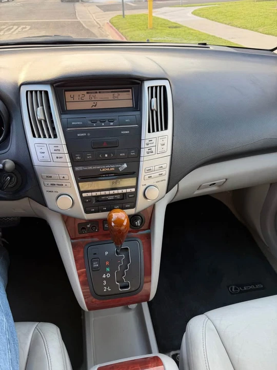 2004 Lexus RX 2nd Gen - Image 10 of 12