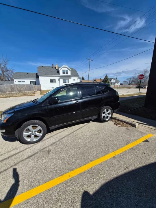 2004 Lexus RX 2nd Gen - Image 3 of 10