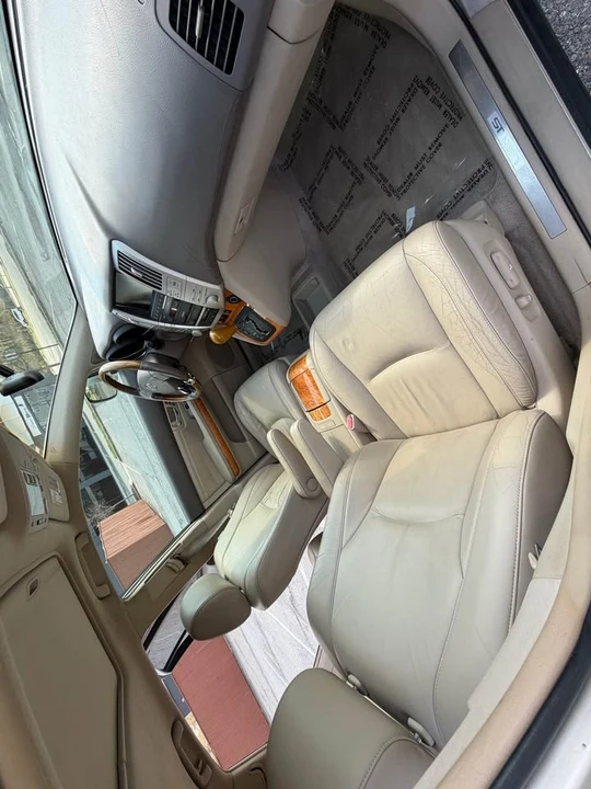 2004 Lexus RX 2nd Gen - Image 11 of 15