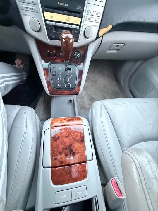 2004 Lexus RX 2nd Gen - Image 17 of 18