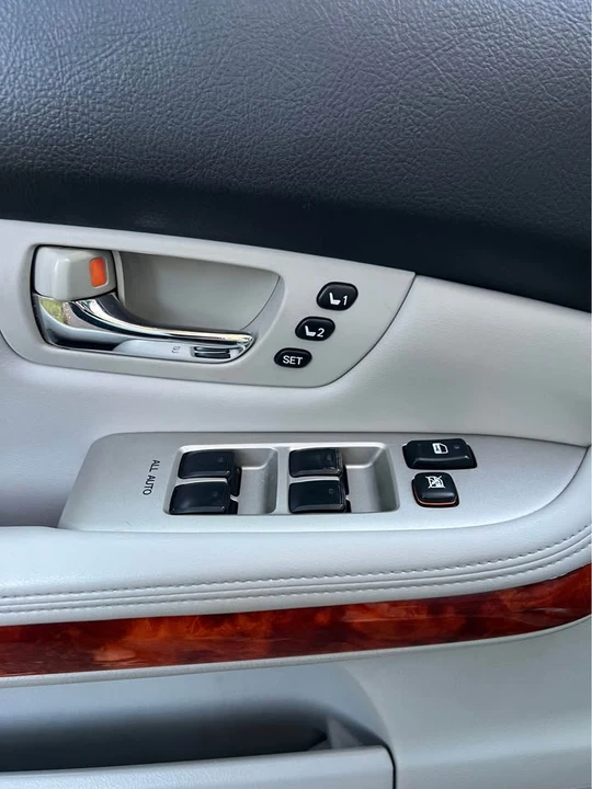 2004 Lexus RX 2nd Gen - Image 12 of 16
