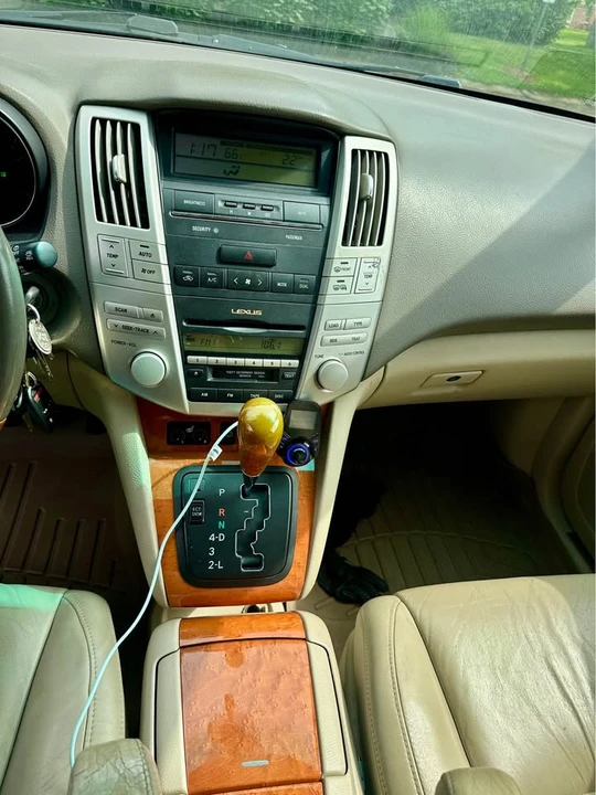2004 Lexus RX 2nd Gen - Image 17 of 20