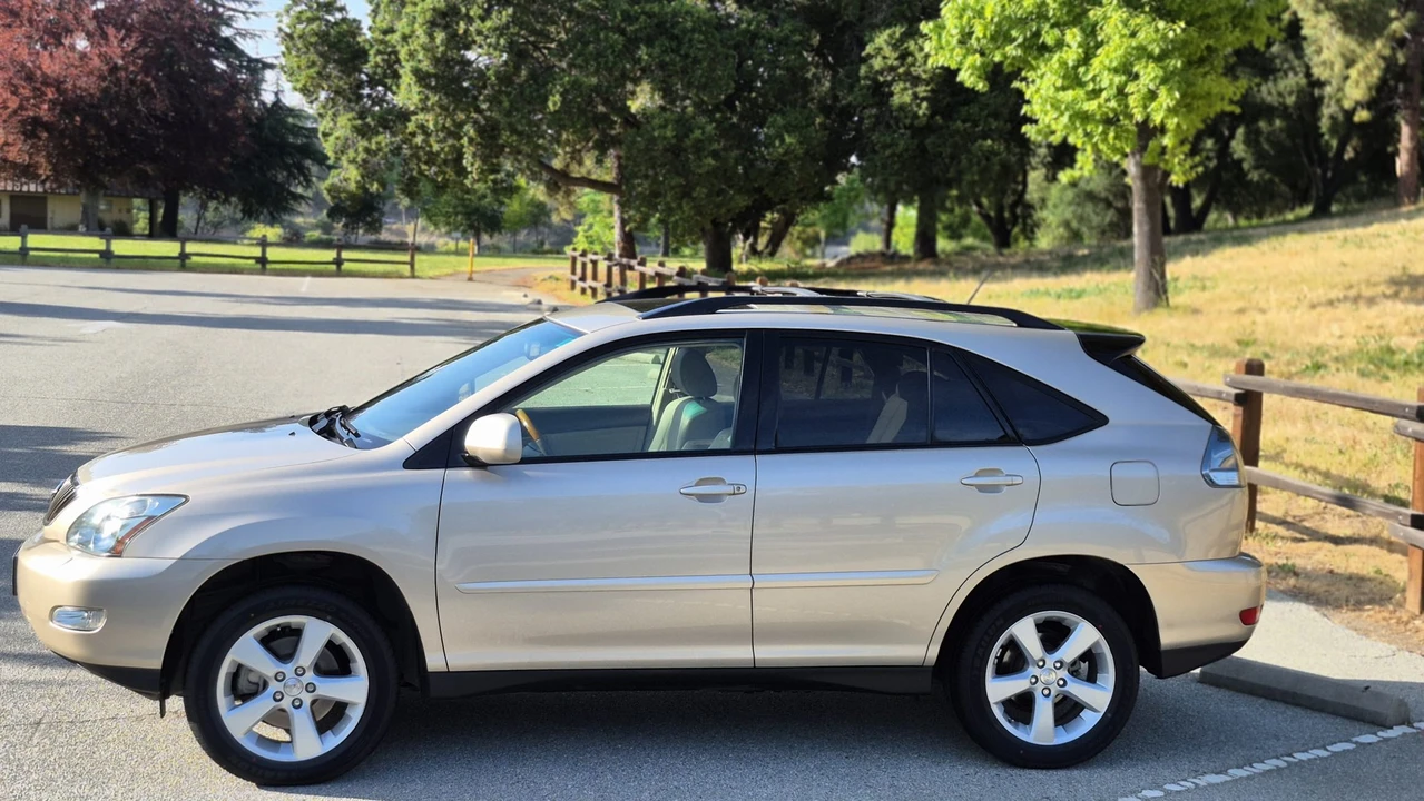 2004 Lexus RX 2nd Gen - Image 11 of 31