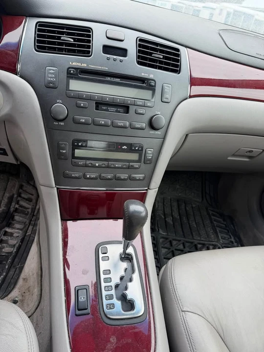 2004 Lexus ES 4th Gen - Image 9 of 10